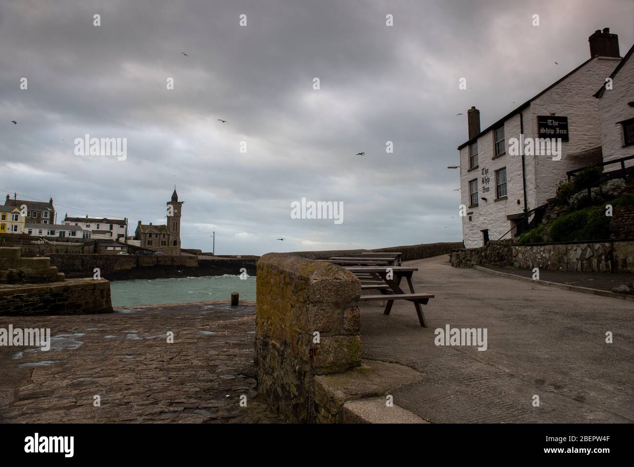 Ein stürmischer Wintertag am Hafen in Porthleven, Cornwall England Stockfoto