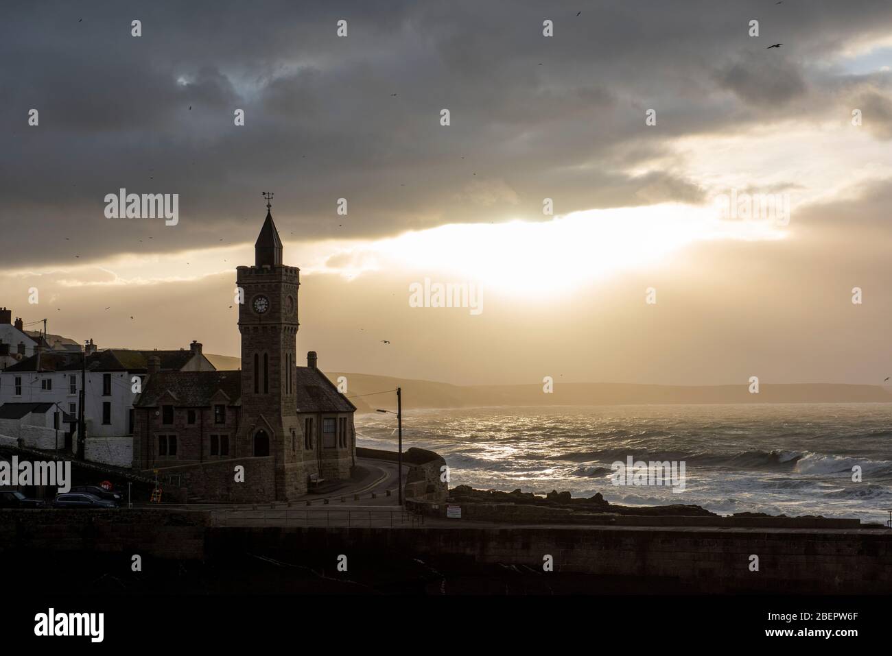 Eine kurze Pause in der Wolke an einem stürmischen Wintertag in Porthleven, Cornwall England Stockfoto