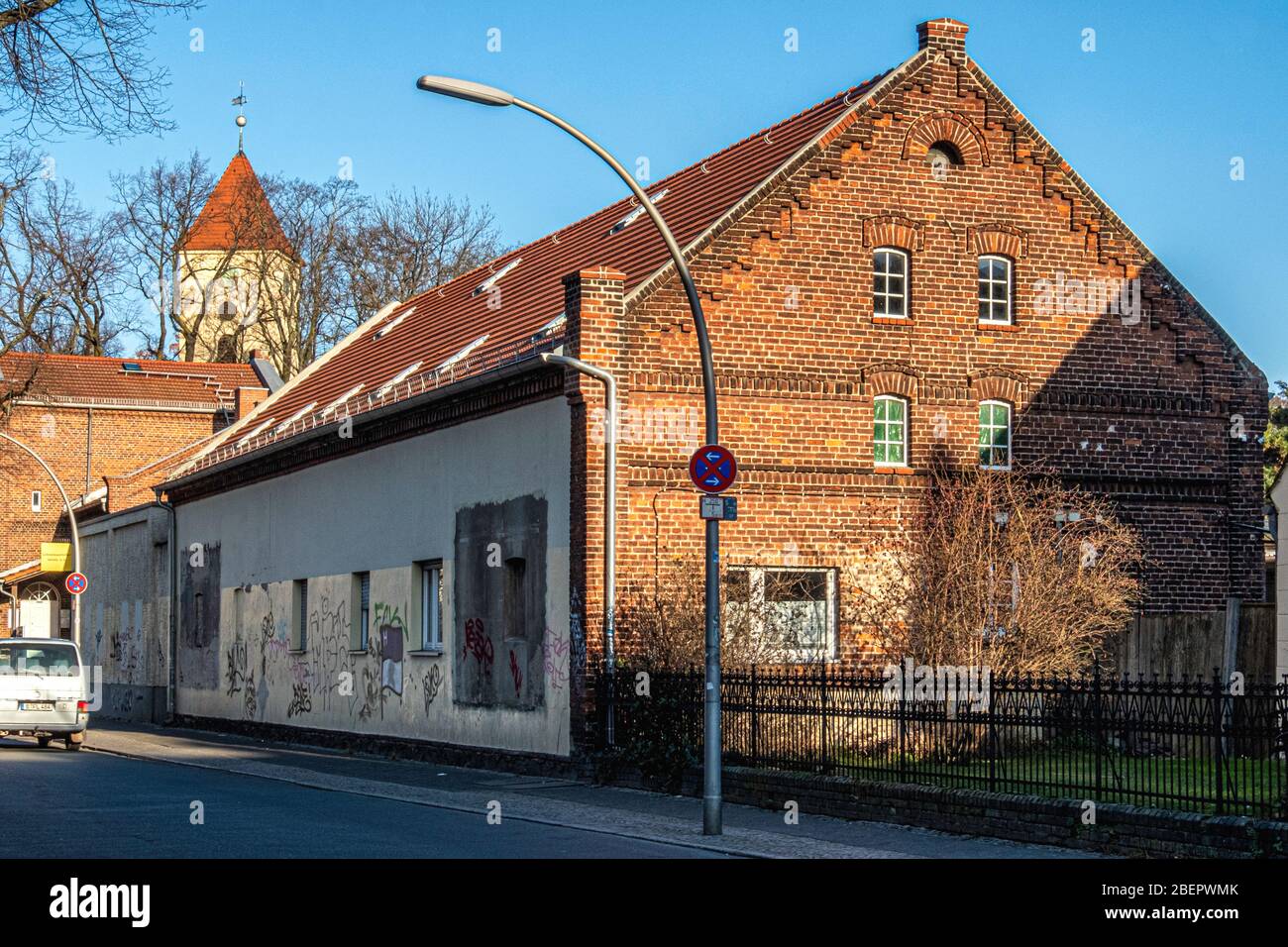 Kirchturm und historisches denkmalgeschütztes Backsteingebäude in Rudow-Berlin, Neukölln, Deutschland Stockfoto