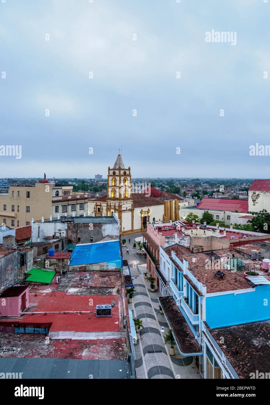 Blick über die Fußgängerzone Calle Maceo in Richtung Nuestra Senora de la Soledad Kirche bei Sonnenaufgang, Camaguey, Camaguey Provinz, Kuba Stockfoto