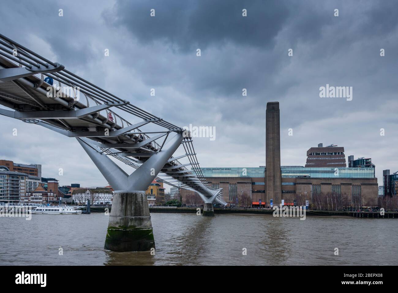 Tate Galerie für moderne Kunst auf der South Bank und Millennium Bridge, London, Großbritannien Stockfoto