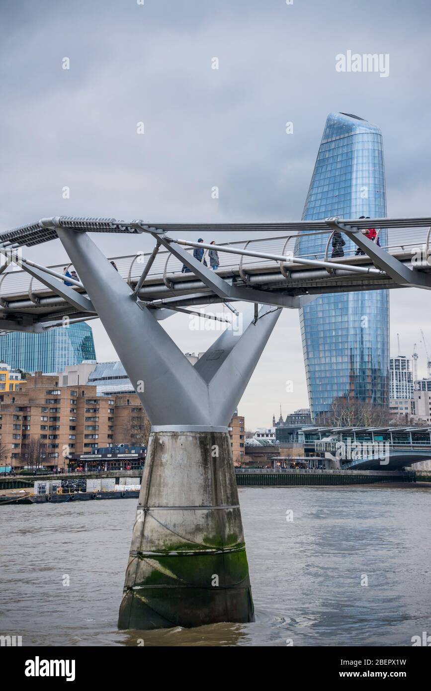 Millennium Bridge mit Wahrzeichen von London, Großbritannien Stockfoto