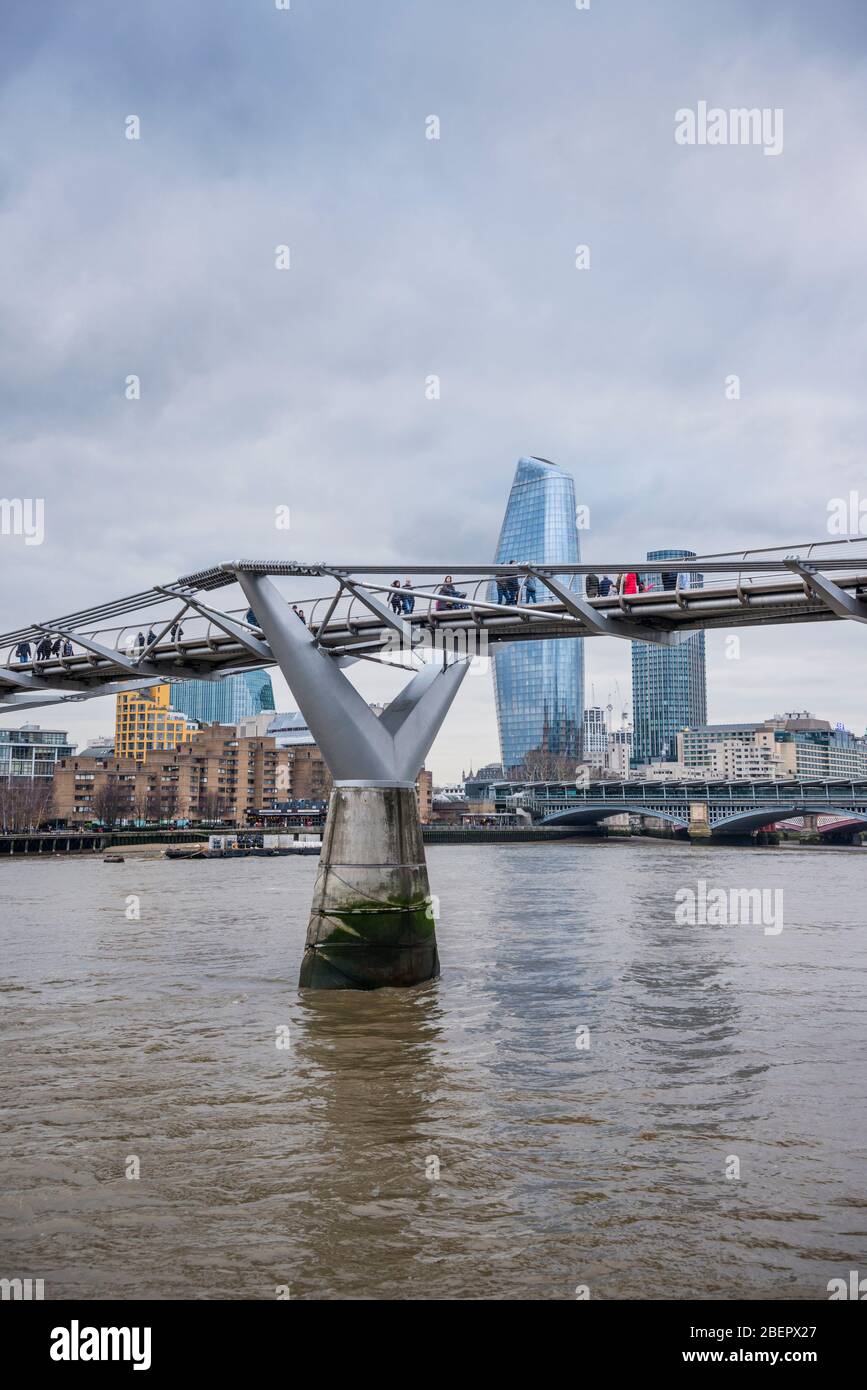 Millennium Bridge mit Wahrzeichen von London, Großbritannien Stockfoto