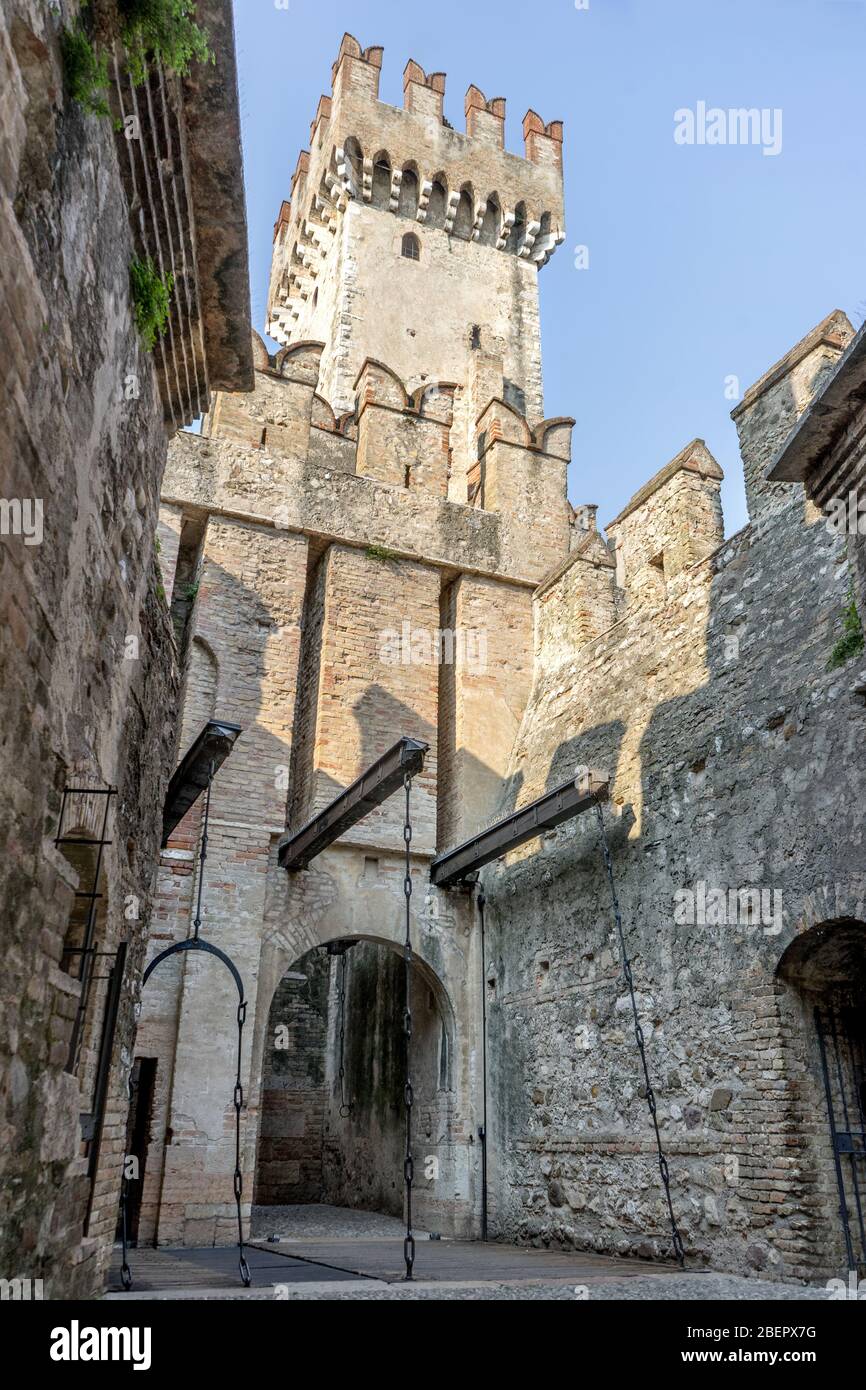 Turm der Scaliger Burg in Sirmione in Italien Stockfoto