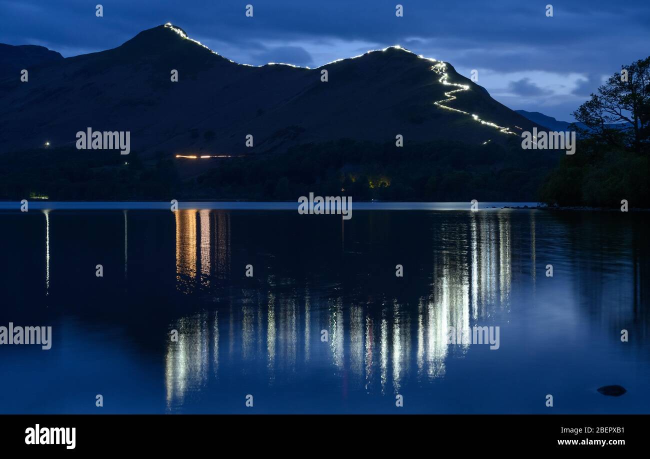 Festival of Light - Derwentwater - eine Prozession von Menschen mit Fackeln klettern Cat Bells mit Blick auf Derwentwater in der Nähe von Keswick Stockfoto