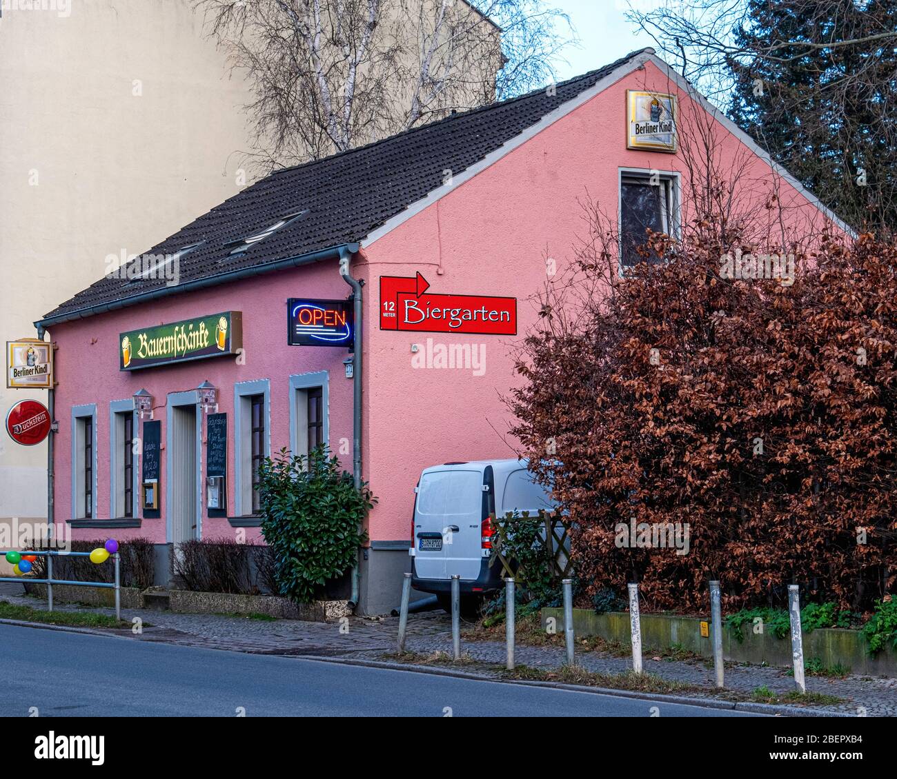Bauernschänke traditionelle Kneipe & Biergarten in Köpenicker Str. 171, Rudow, Berlin. Blick von außen auf das pinkfarbene Gebäude Stockfoto