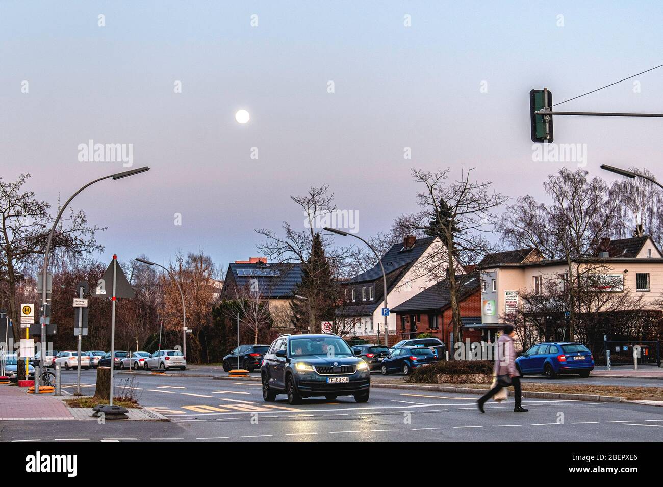 Straße mit Blick auf die Vorstädte beim Mondaufgang in Rudow-Berlin, Neukölln, Deutschland Stockfoto