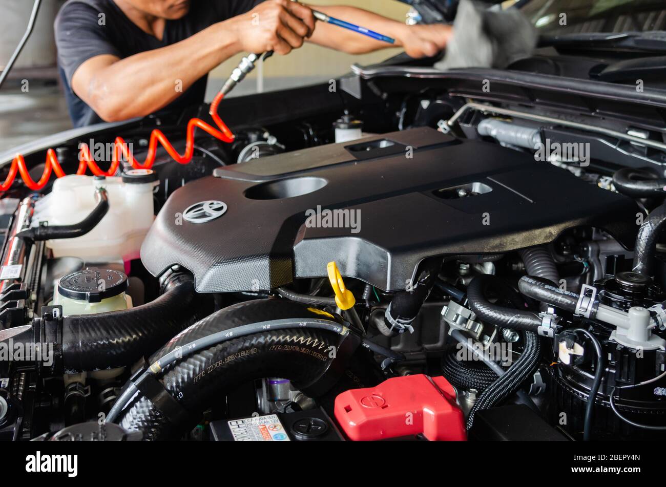 Autodetails - Mechaniker, sauber nach dem Waschen des Motors Stockfoto