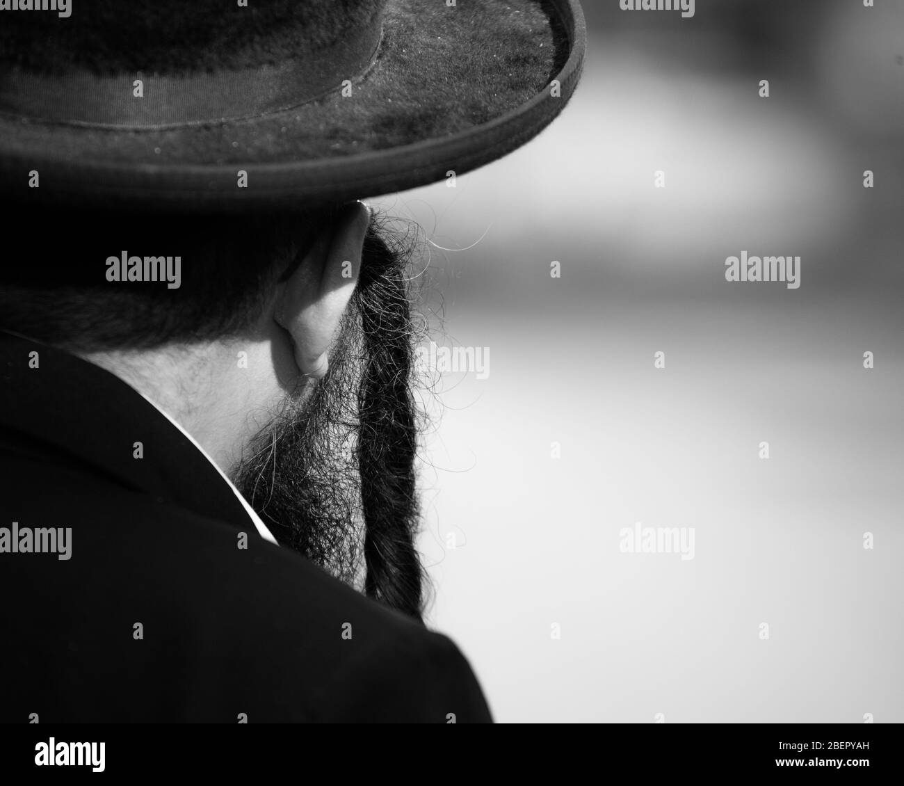 Rückansicht eines payot-Seitenschlosses auf einen orthodoxen Juden in Jerusalem, Israel Stockfoto