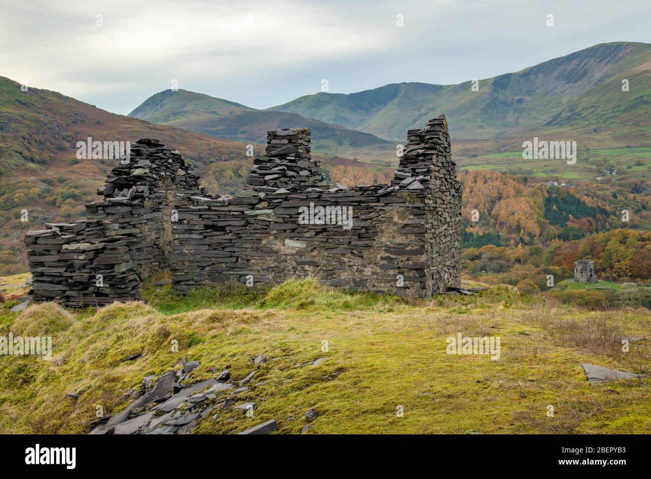 Zerstörte Gebäude und Blick auf den Dinorwig Schieferbruch in Llanberis in Nord Wales Stockfoto