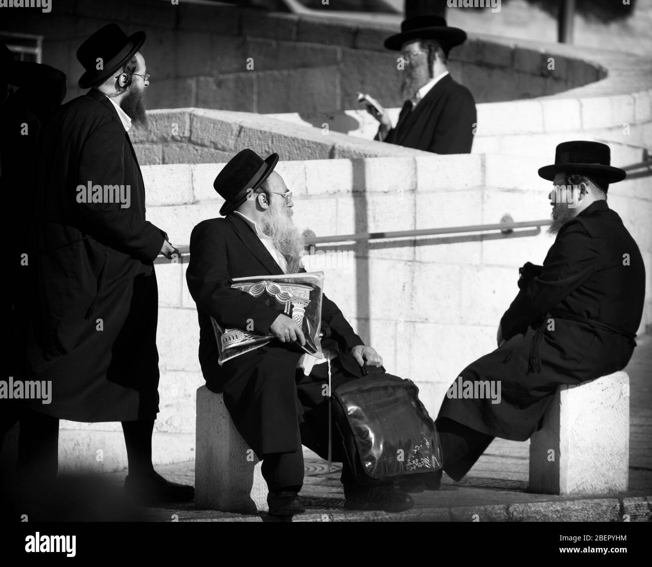 Profilansichten von vier orthodoxen Juden in Jerusalem, Israel Stockfoto