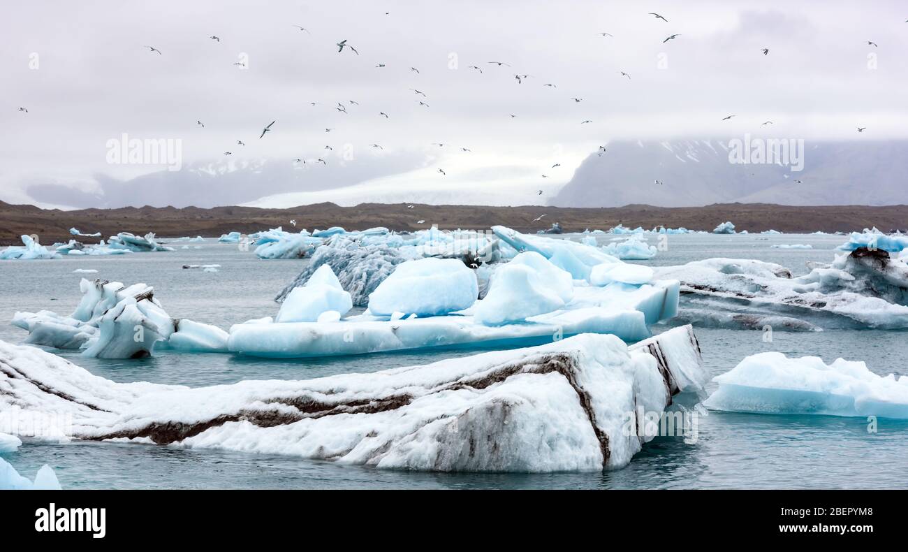 Wunderschöne Landschaft mit schwimmenden Eisbergen in der Jokulsarlon Gletscherlagune, Island Stockfoto