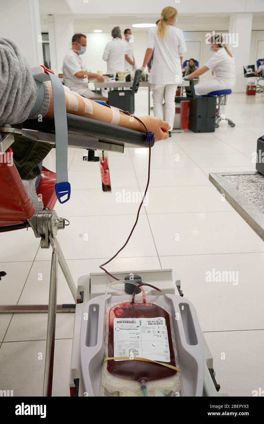 Koblenz, Deutschland. April 2020. Ein Mann spendet Blut im Atrium der Rhein-Mosel-Halle, wo üblicherweise Veranstaltungen stattfinden. Die Blutspender werden vom Deutschen Roten Kreuz (DRK) in größeren Räumen mit mehr Raum zwischen ihnen aufgenommen, da das Infektionsrisiko durch die Corona-Pandemie besteht. Quelle: Thomas Frey/dpa/Alamy Live News Stockfoto