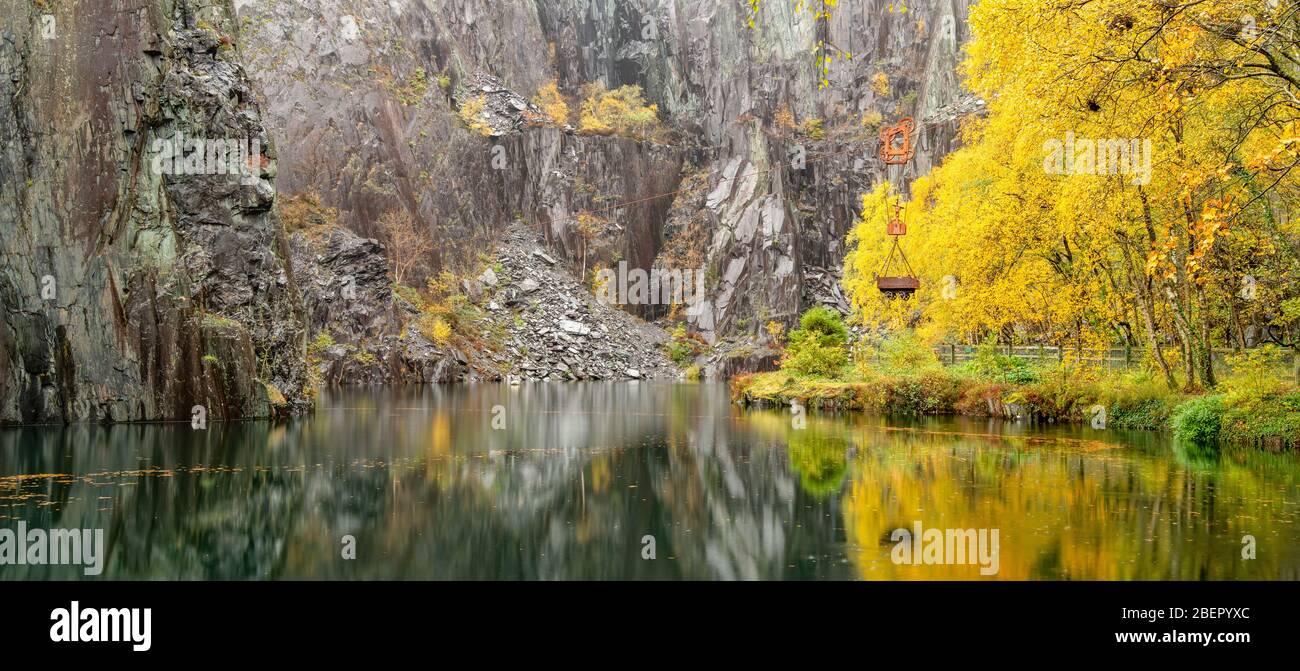 Blick auf verlassenen Steinbruch im Herbst mit Reflexionen Stockfoto