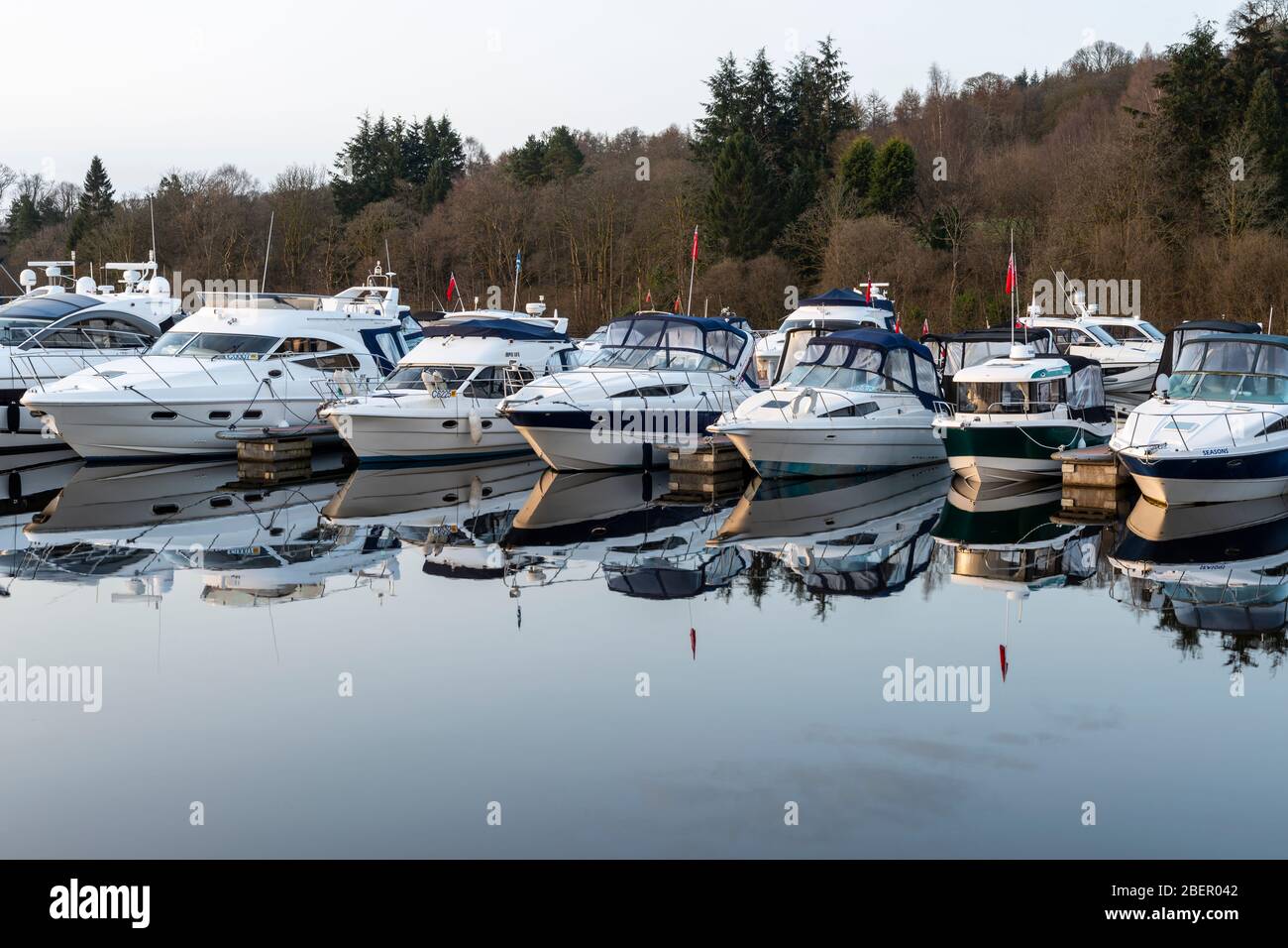 Die Cruiser liessen sich in Cameron House Marina am Loch Lomond in West Dunbartonshire, Schottland, Großbritannien, anliegen Stockfoto