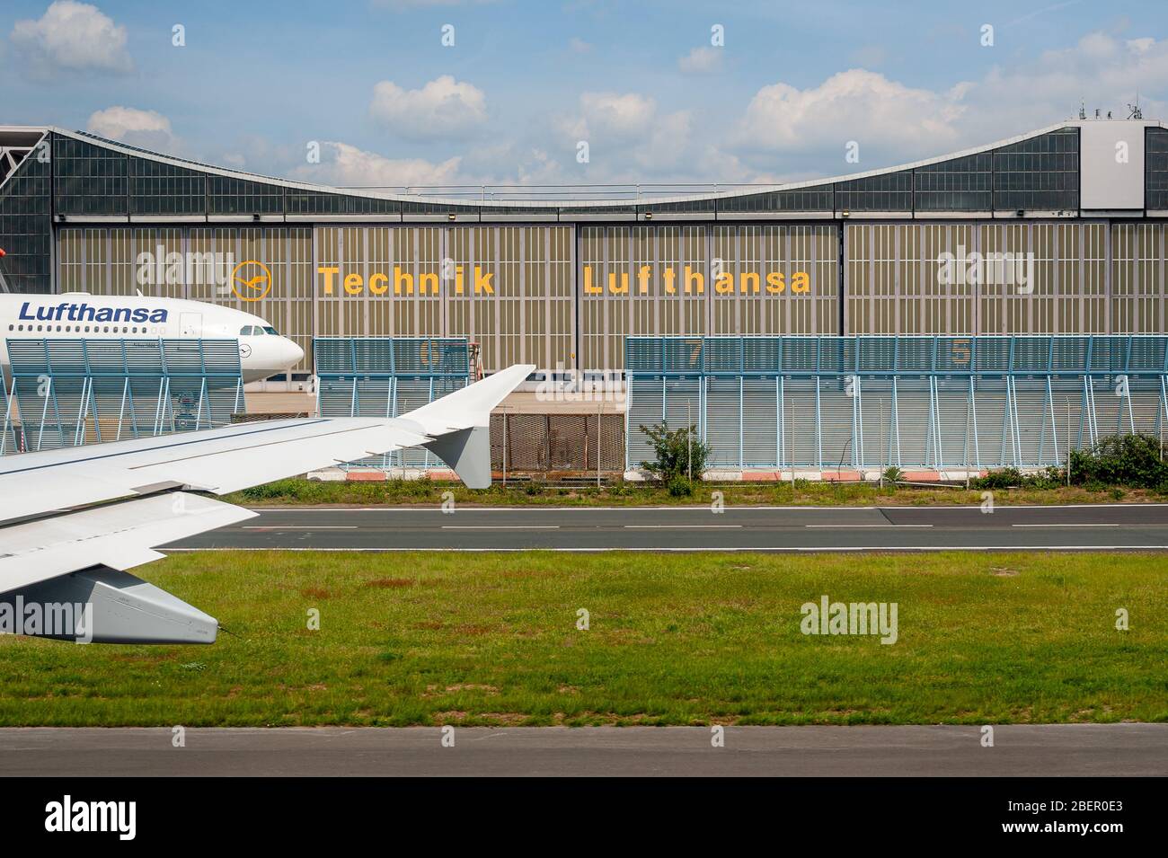 05/26/2019. Flughafen Frankfurt, Deutschland. Airbus von Lufthansa Technik Wartungshangar. Betrieben von Fraport und dient als Hauptdrehscheibe für Lufthansa. Stockfoto