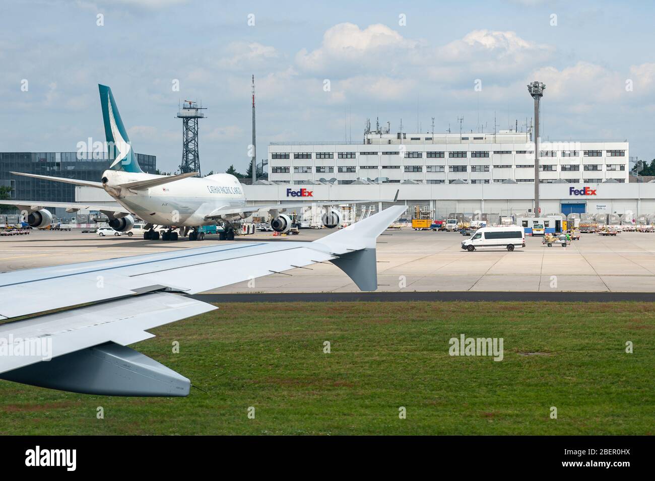 05/26/2019 Flughafen Frankfurt, Deutschland. Federal Express - Fed Ex Sortierdepot mit Boeing 747 vor dem Hauptbüro. Stockfoto