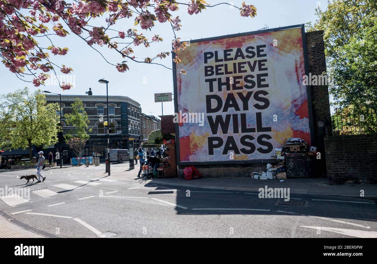 Dokumentation der Corona-Virus-Tage in London während der Sperrbeschränkung .London Fields Area, London,14/04/2020. Plakatwand mit positivem Gedanken. Stockfoto