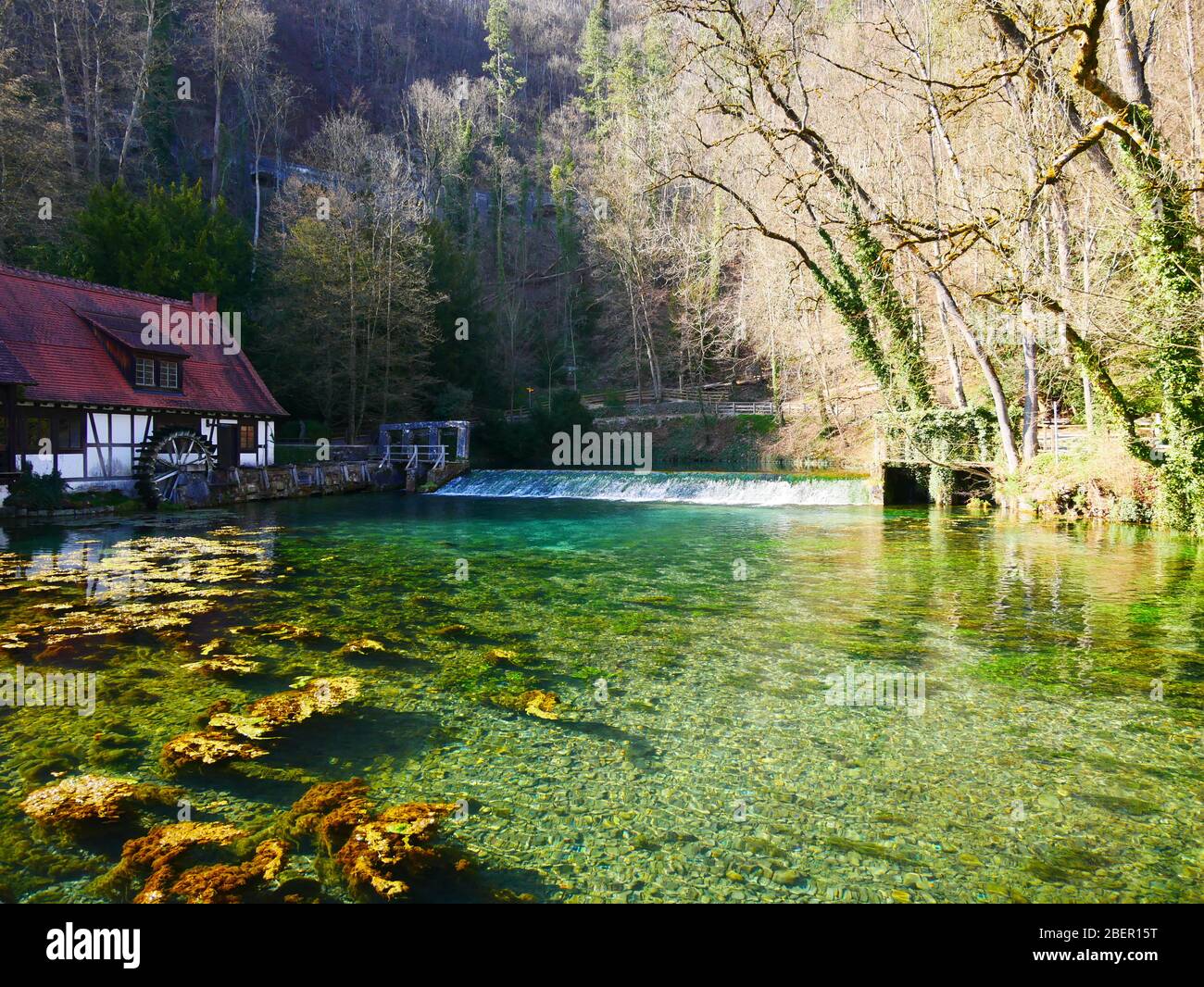 Blaubeuren, Deutschland: Der Blautopf ist der Brunnen des Flusses Blau ('blau') Stockfoto