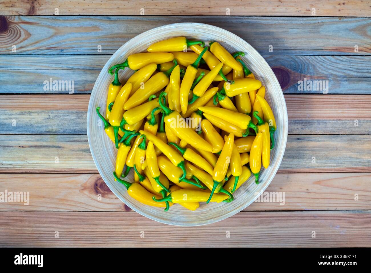 Gelbe Paprika auf Holzteller Nahaufnahme. Food-Fotografie Stockfoto