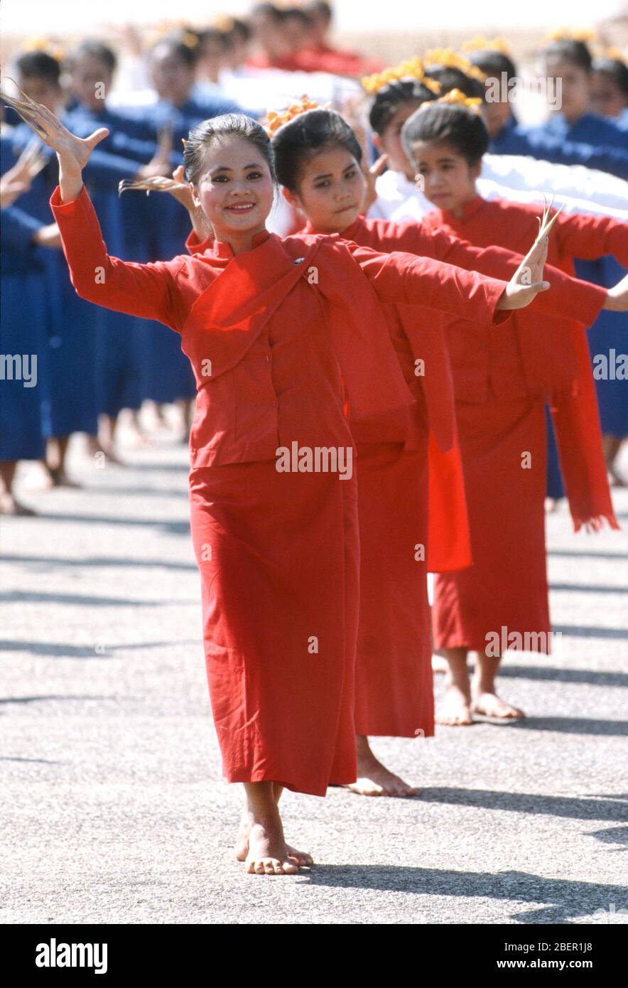 Traditionelle Tänzer tanzen für TRH Prince und Princess of Wales, Prince Charles und Princess Diana bei ihrer Ankunft am Flughafen Bangkok, um ihre zu beginnen Stockfoto