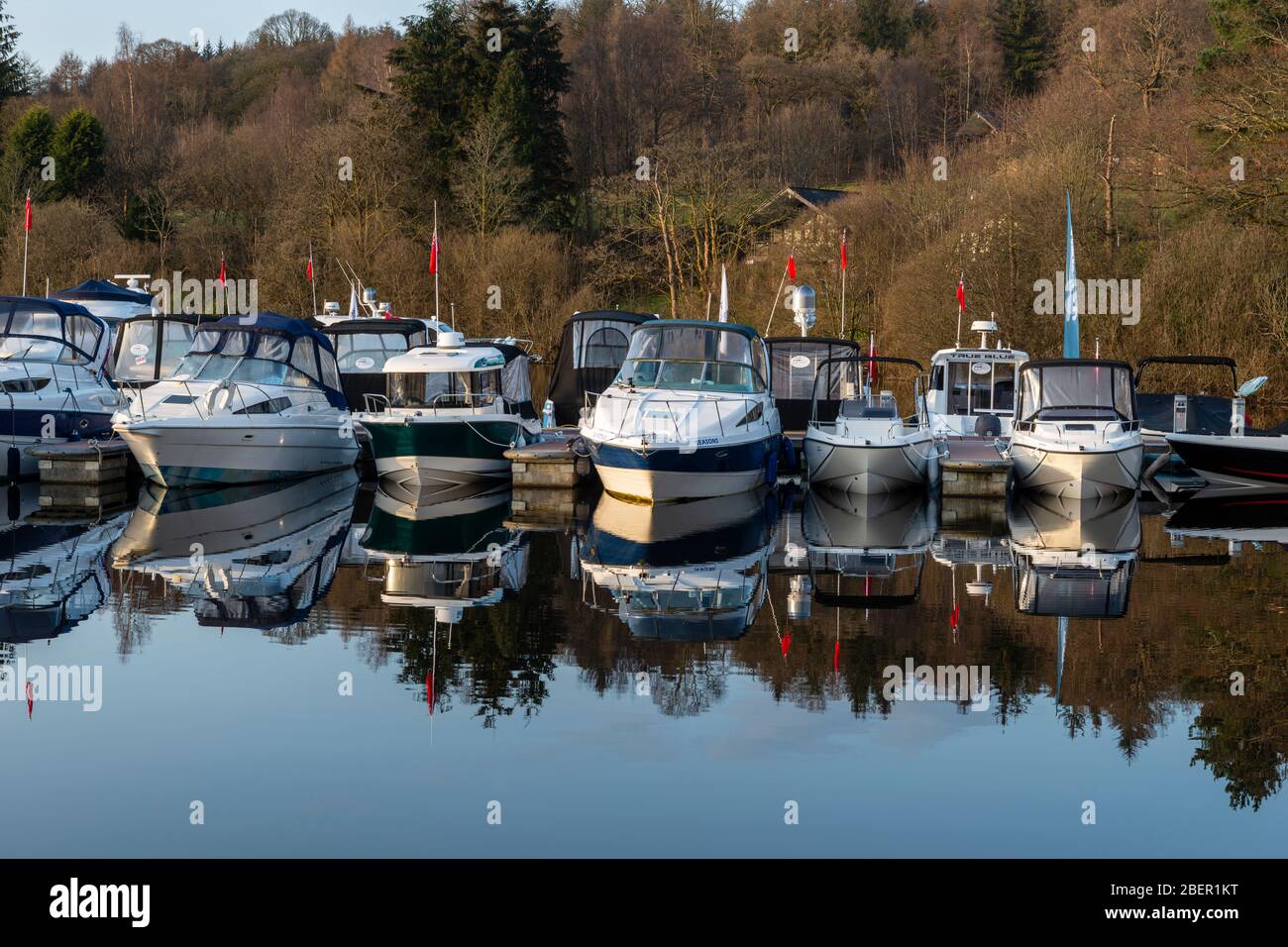 Die Cruiser liessen sich in Cameron House Marina am Loch Lomond in West Dunbartonshire, Schottland, Großbritannien, anliegen Stockfoto