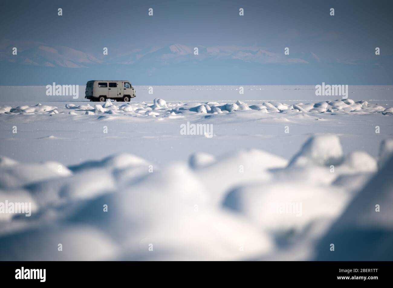 Reisen mit dem Auto im Baikalsee. Diese Reise ist für die Winterzeit des Baikalsee beliebt. Stockfoto