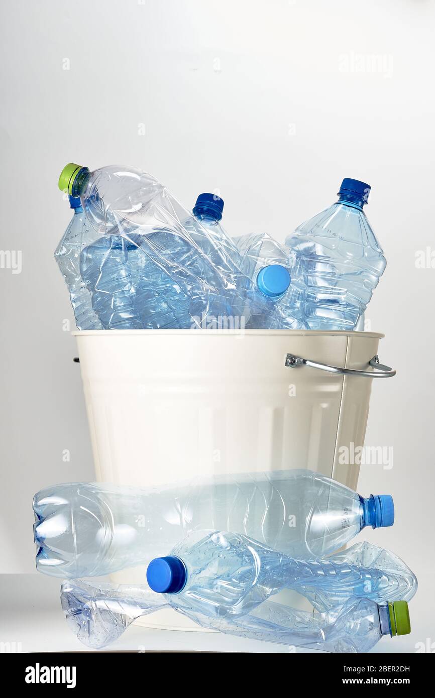 Leere Plastikflaschen In Den Mull Geworfen Das Problem Des Recyclings Und Recyclings Stockfotografie Alamy