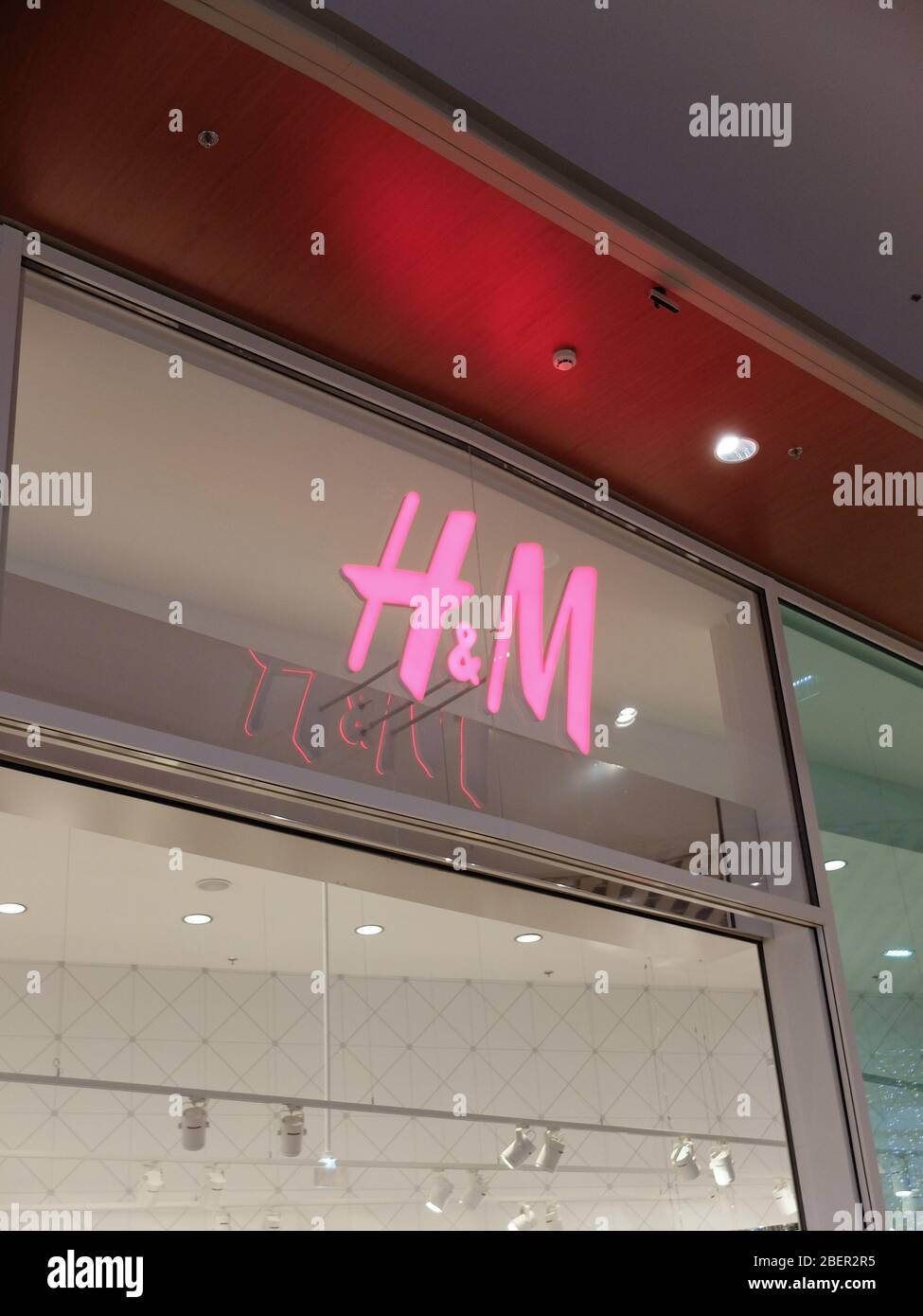 H&M-Schaufenster. Hennes and Mauritz, besser bekannt als H&M, ist ein schwedisches Ready-to-Wear Unternehmen und eine Kette von Geschäften für Frauen, Kinder und Männer, gegründet Stockfoto