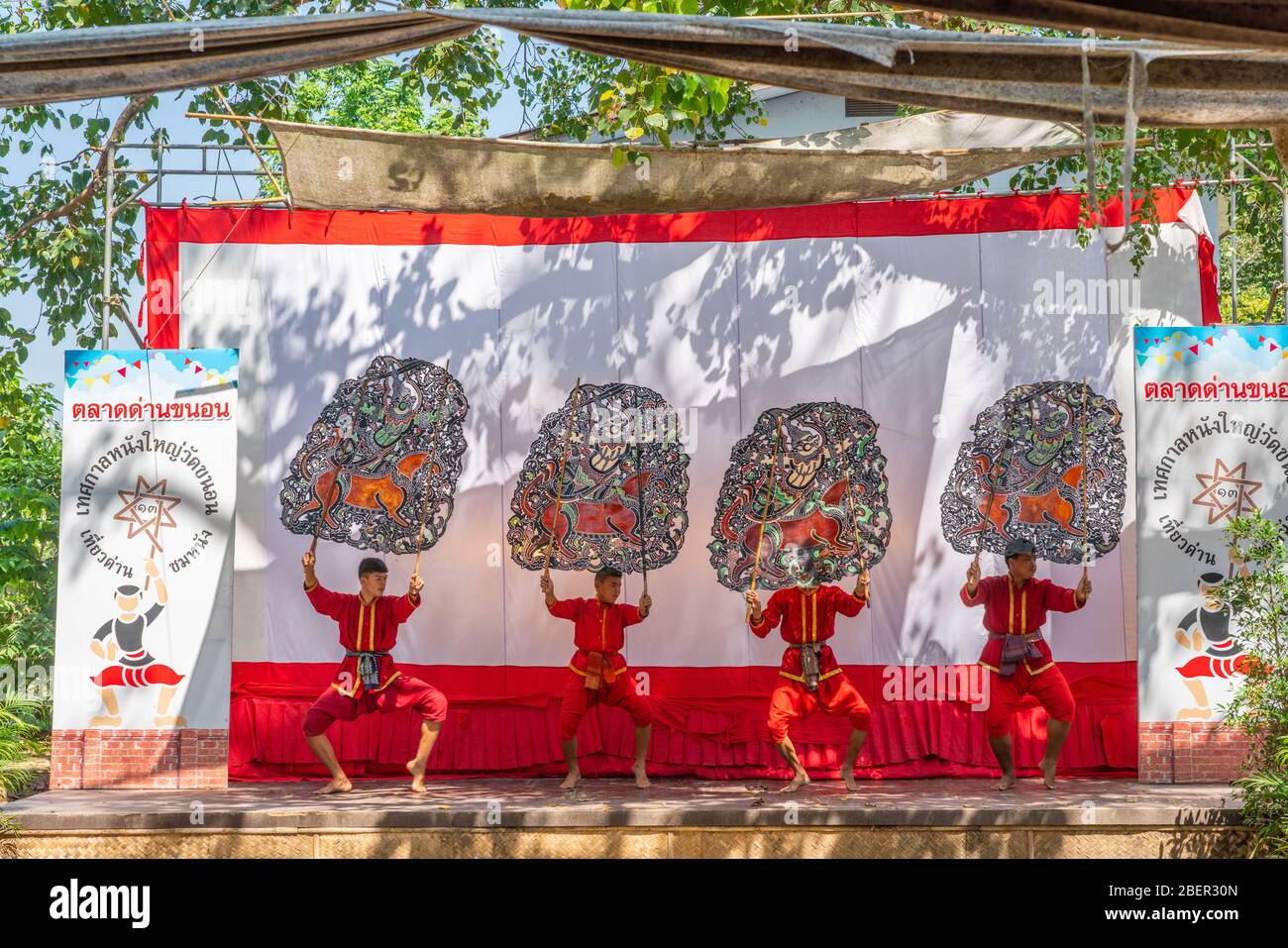 Ratchaburi, Thailand - November 04, 2018: NangYai Schattenspiel auf Ramayana Epos, traditionelle thailändische Leistung spielt mit der Haut des geschnitzte Kuh mit d Stockfoto