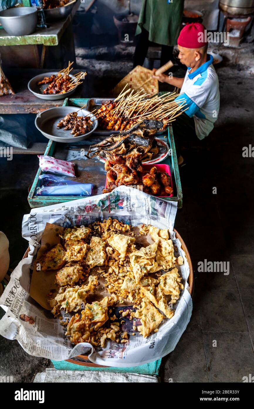 Ein Mann, der gekochte Nahrung im Beringharjo Markt, Yogyakarta, Indonesien verkauft. Stockfoto