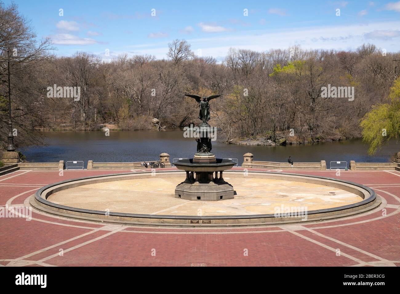 Bethesda-Brunnen während der Coronavirus-Pandemie in New York City leer. Stockfoto