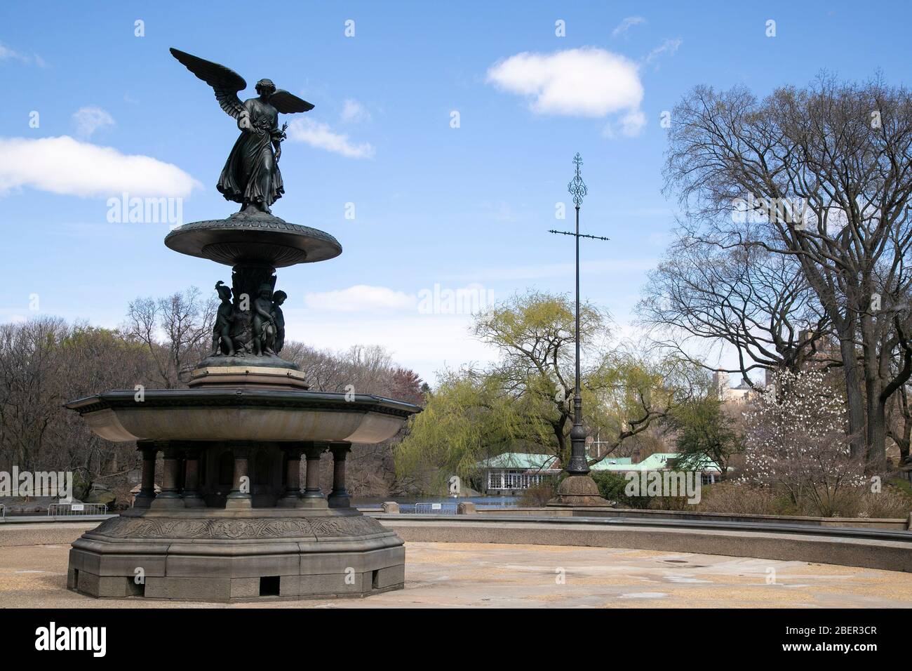 Bethesda-Brunnen während der Coronavirus-Pandemie in New York City leer. Stockfoto