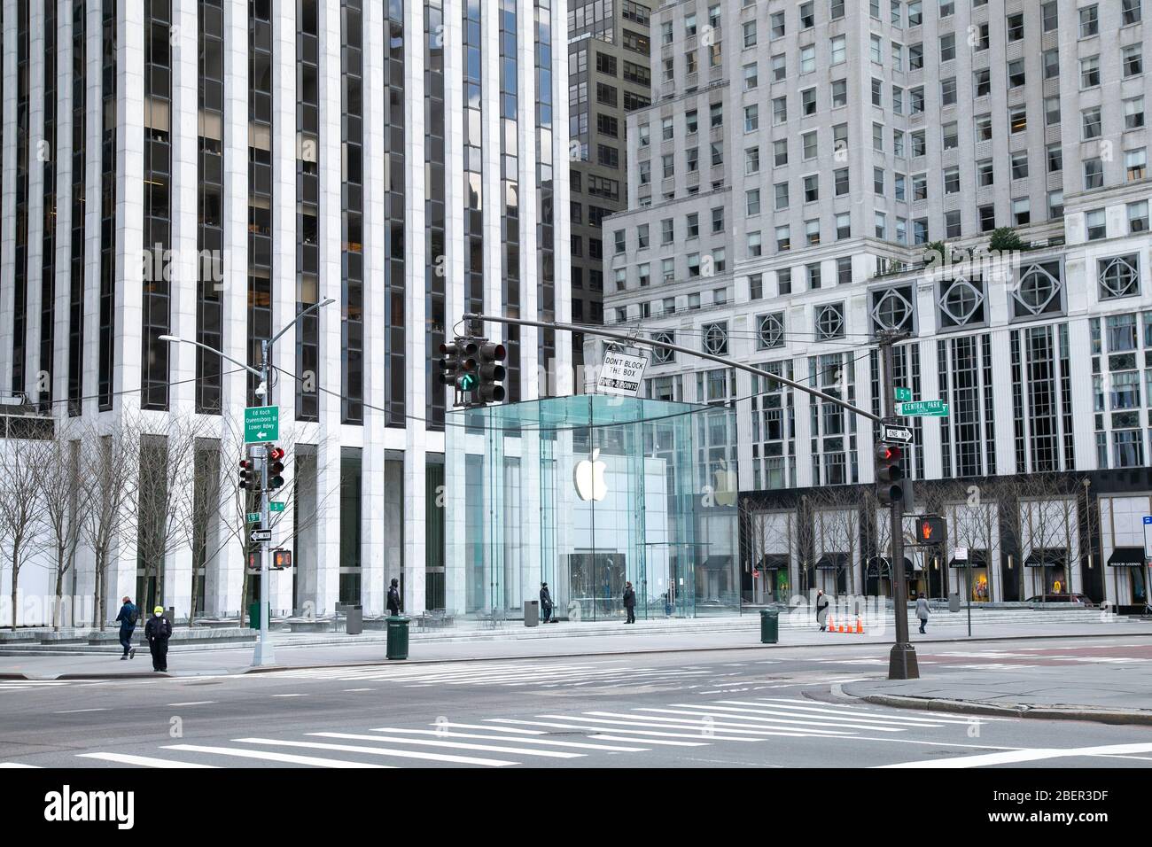 Apple Store 5th Avenue während der Coronavirus-Pandemie in New York City geschlossen. Stockfoto