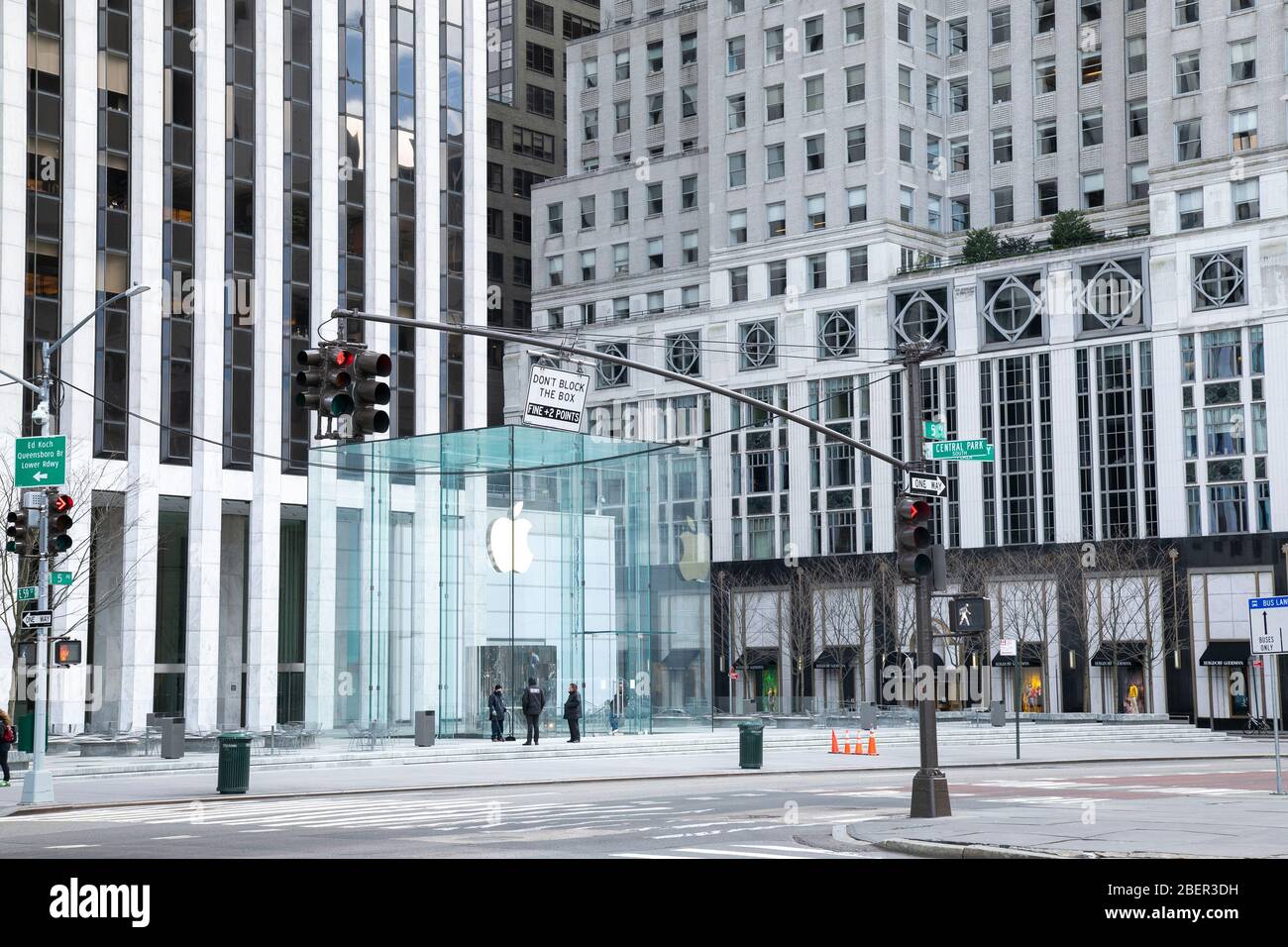 Apple Store 5th Avenue während der Coronavirus-Pandemie in New York City geschlossen. Stockfoto