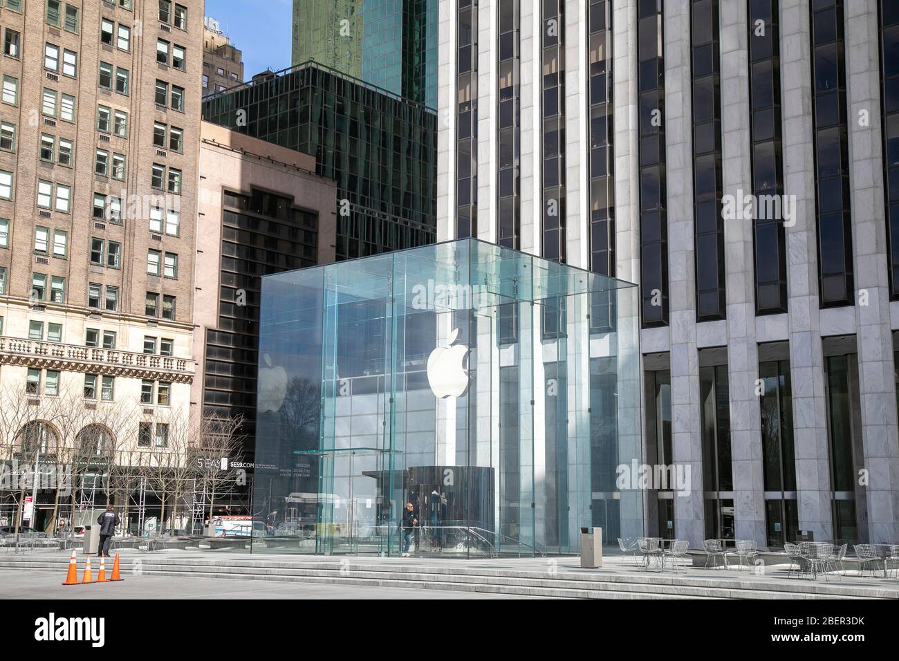 Apple Store 5th Avenue während der Coronavirus-Pandemie in New York City geschlossen. Stockfoto