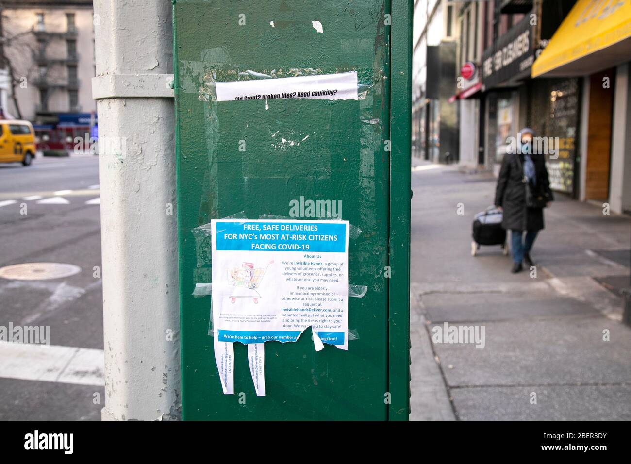 Ein Schild, das draußen für die Hilfe bei der Coronavirus-Pandemie in New York City aufgehängt wurde. Stockfoto