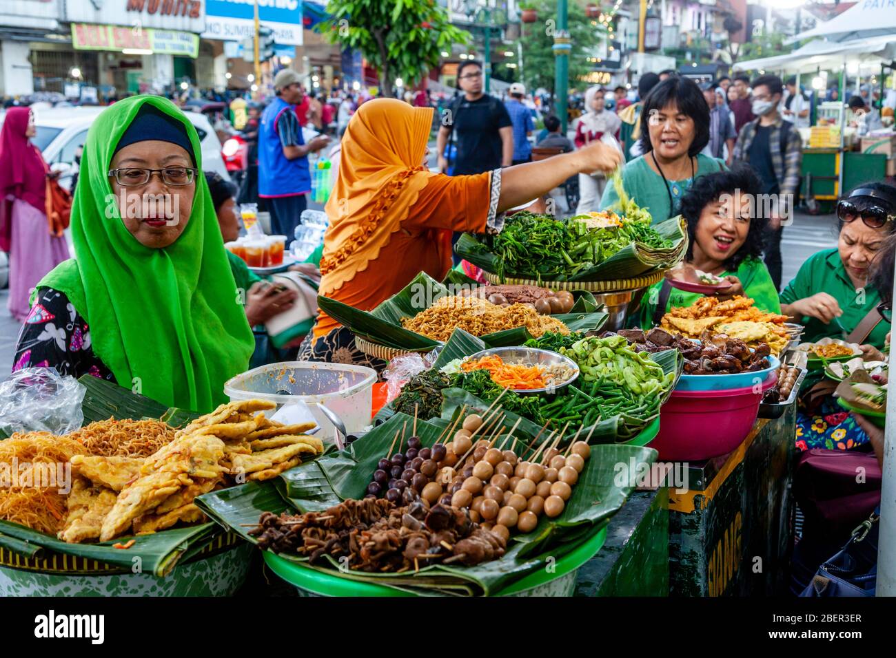 Ein farbenfroher Street Food-Stand, Malioboro Street, Yogyakarta, Indonesien. Stockfoto