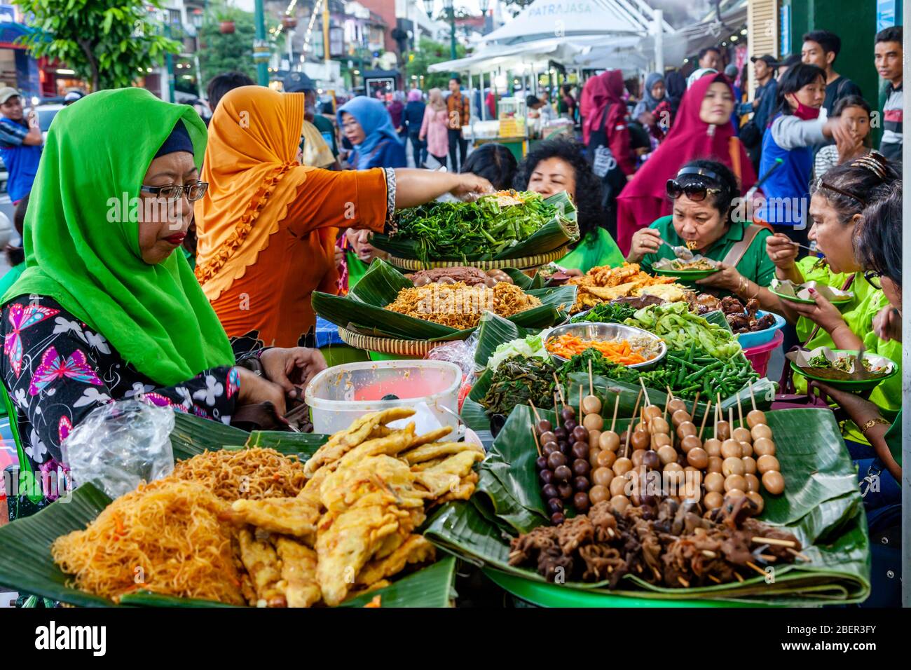 Ein farbenfroher Street Food-Stand, Malioboro Street, Yogyakarta, Indonesien. Stockfoto