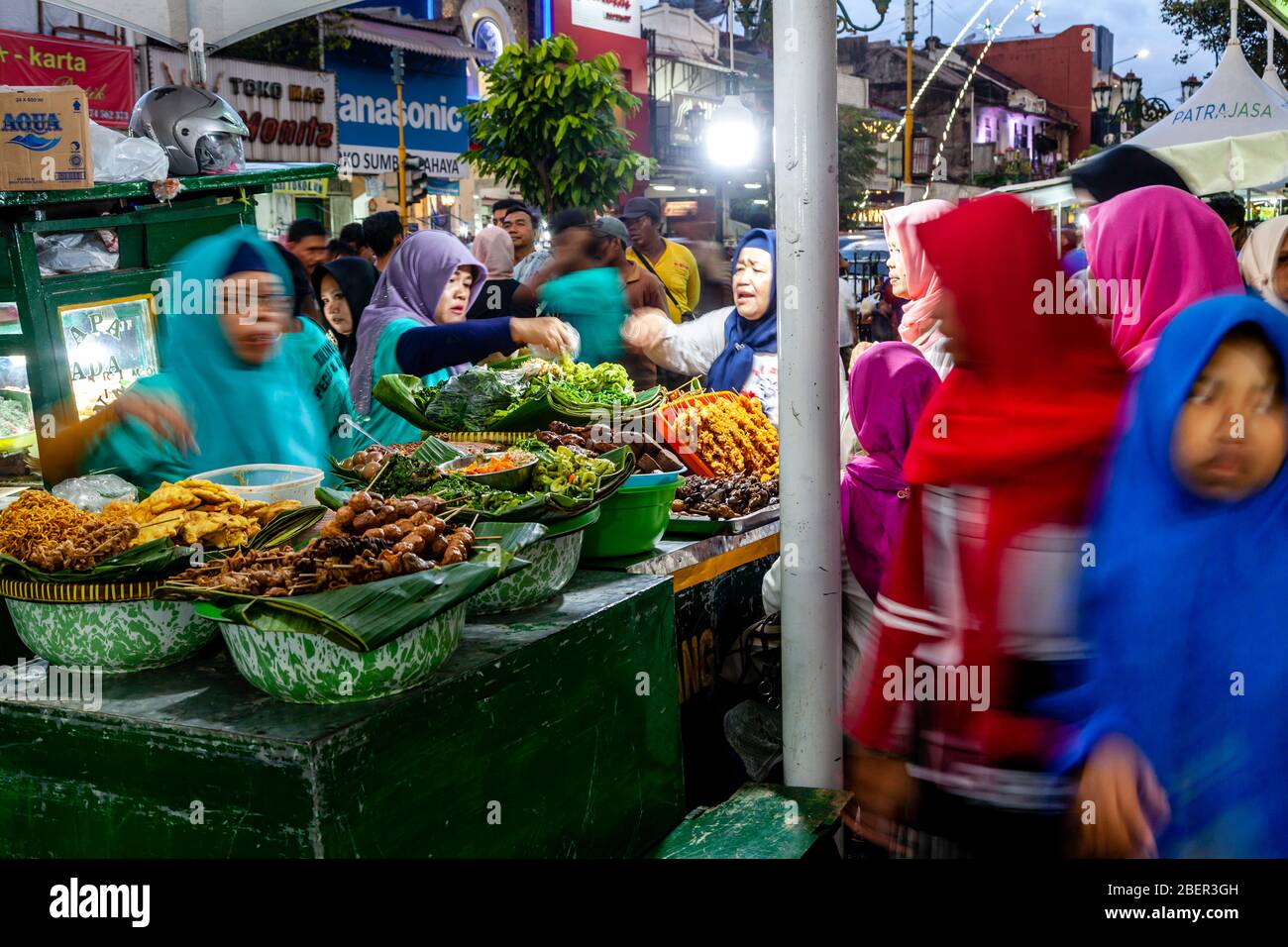 Ein farbenfroher Street Food-Stand im Nachtmarkt, Malioboro Street, Yogyakarta, Indonesien. Stockfoto