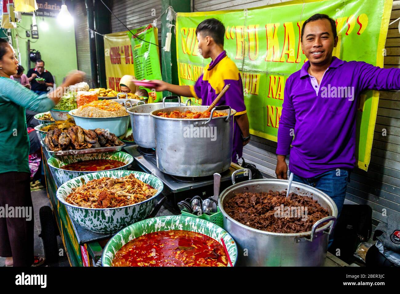 Ein farbenfroher Street Food-Stand im Nachtmarkt, Yogyakarta, Indonesien. Stockfoto