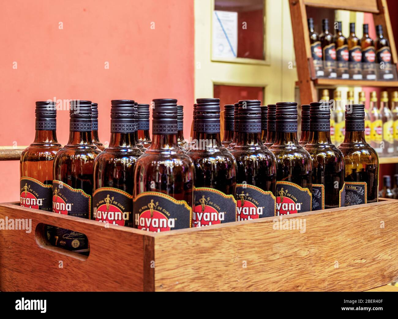 Havana Club Flaschen im Havana Club Rum Museum, Innenraum, La Habana Vieja, Havanna, La Habana Provinz, Kuba Stockfoto
