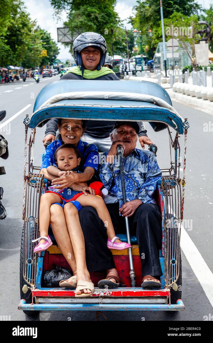 Eine Indonesische Familie Mit Dem Motorrad Taxi, Yogyakarta, Java, Indonesien. Stockfoto