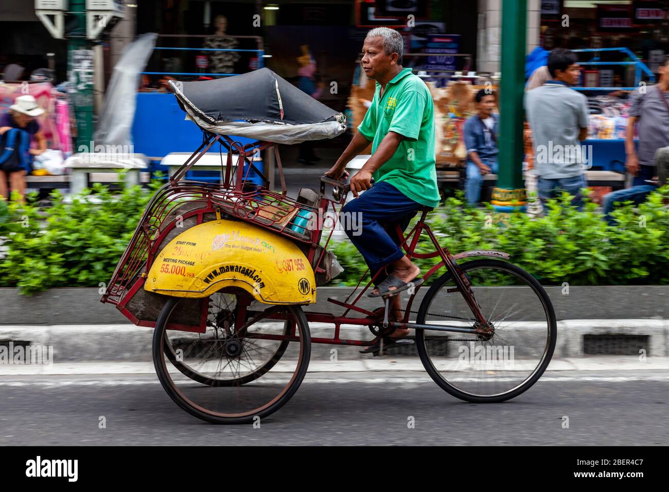 Ein traditionelles Becak (Cycle Rickshaw) in der Malioboro Street, Yogyakarta, Indonesien. Stockfoto