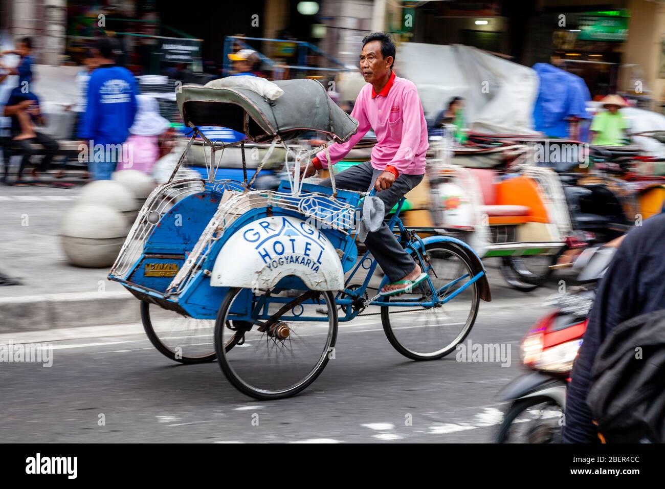 Ein traditionelles Becak (Cycle Rickshaw) in der Malioboro Street, Yogyakarta, Indonesien. Stockfoto
