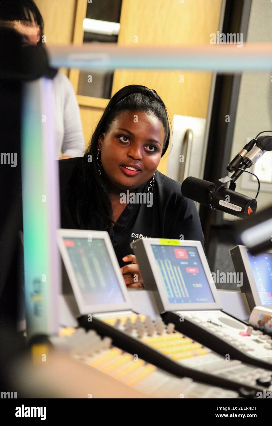 Johannesburg, Südafrika - 03. September 2010: Afrikanische Gasthörerin wird bei Live Talk Radio Show interviewt Stockfoto