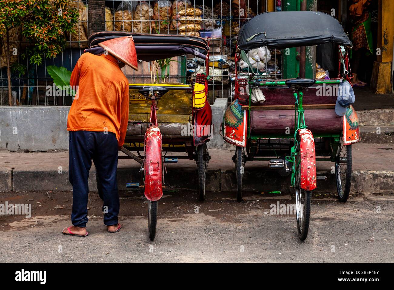 Traditionelle Bekaken (Radrickschas) und Fahrer, Yogyakarta, Indonesien. Stockfoto
