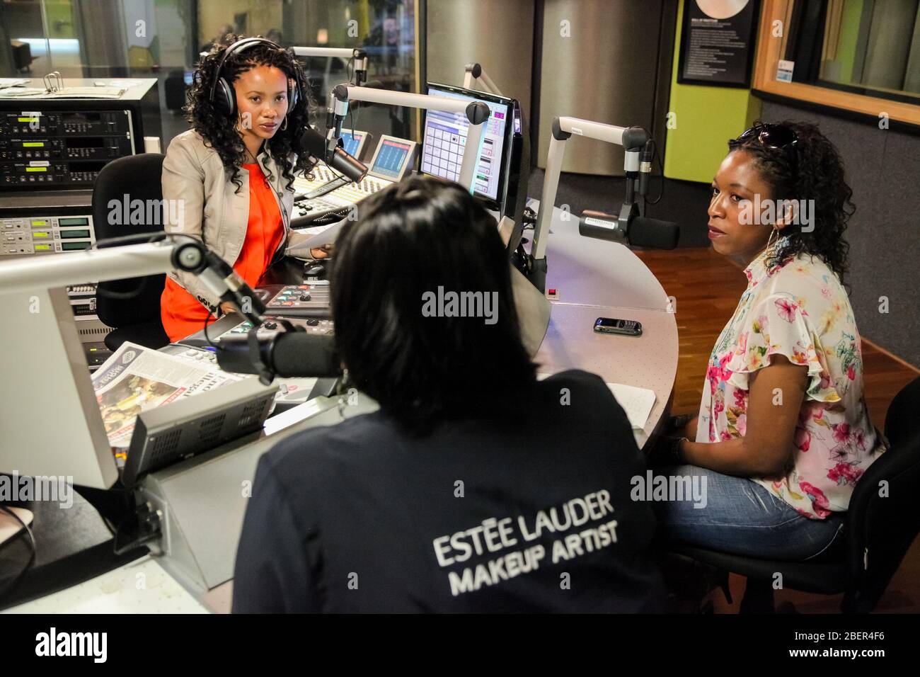 Johannesburg, Südafrika - 03. September 2010: Afrikanische Gäste werden in einer Live Talk Radio Show interviewt Stockfoto