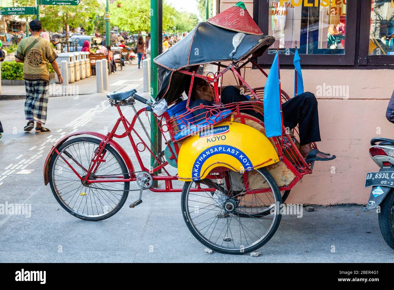Ein schlafender Becak (Cycle Rickshaw) Fahrer, Malioboro Street, Yogyakarta, Indonesien. Stockfoto