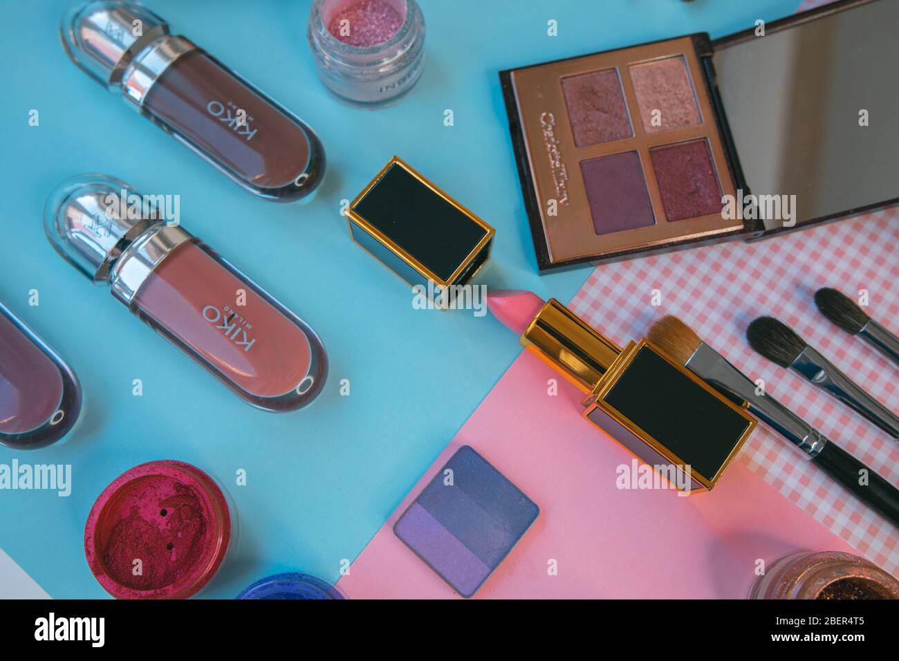 Einstellen der dekorativen Kosmetik auf farbigen Hintergrund Stockfoto